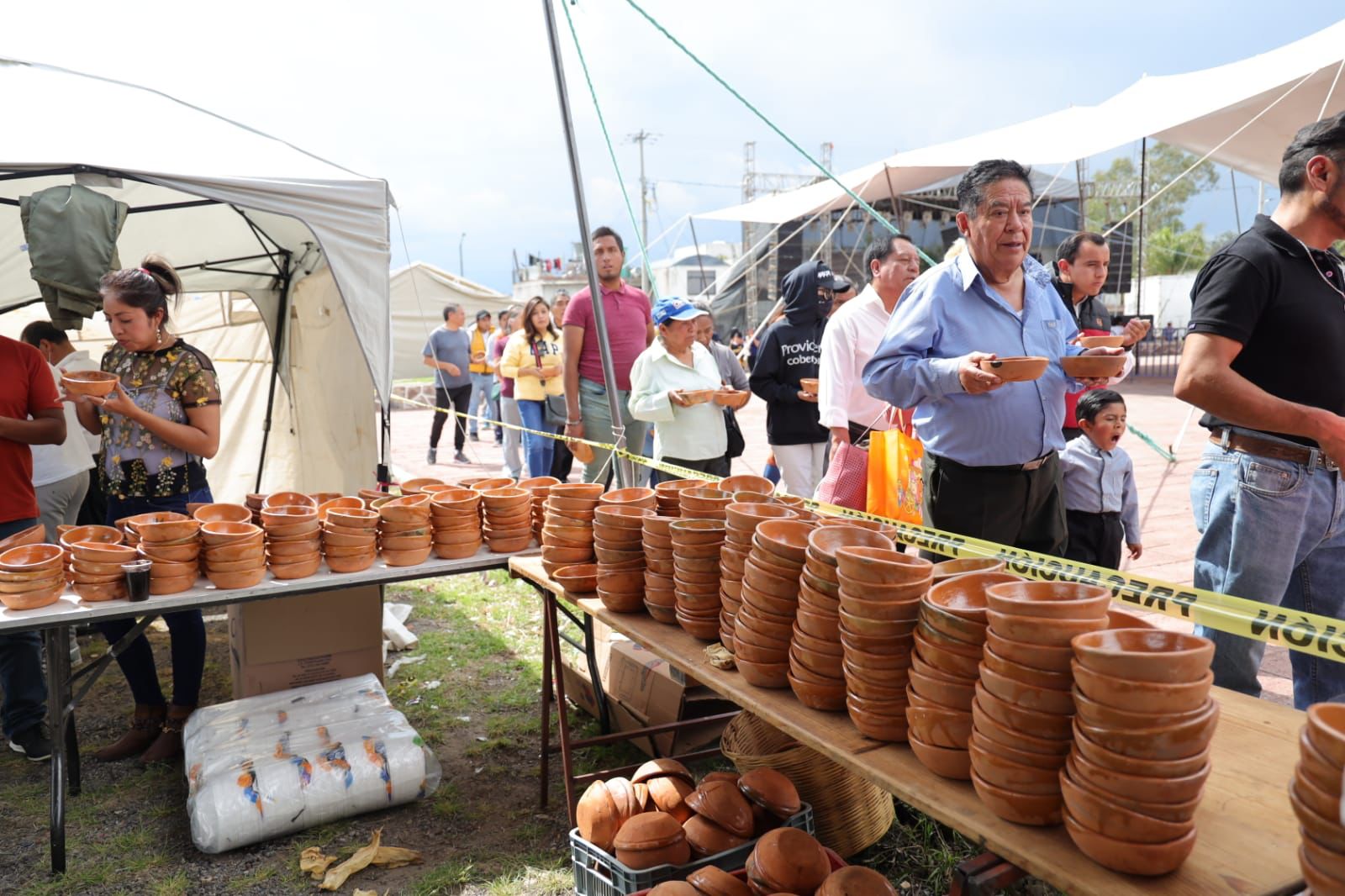 Degustan familias del tradicional Mole Prieto en la Feria de Chiautempan